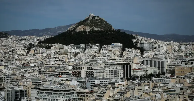Στενεύει ο κλοιός της Ανεξάρτητης Αρχής Δημοσίων Εσόδων (ΑΑΔΕ) για τους ιδιοκτήτες ακινήτων που δεν δηλώνουν τα εισοδήματά τους από βραχυχρόνιες μισθώσεις, καθώς ενεργοποιούνται νέοι διασταυρωτικοί έλεγχοι με τη χρήση εξελιγμένων ψηφιακών εργαλείων και αλγορίθμων.