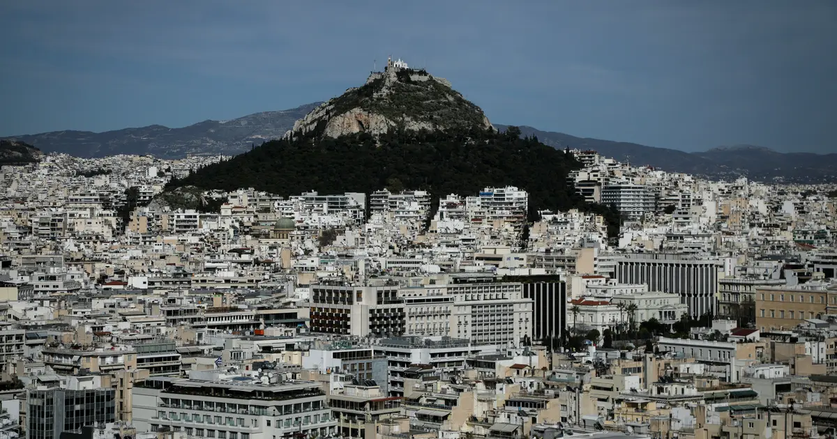 Στενεύει ο κλοιός της Ανεξάρτητης Αρχής Δημοσίων Εσόδων (ΑΑΔΕ) για τους ιδιοκτήτες ακινήτων που δεν δηλώνουν τα εισοδήματά τους από βραχυχρόνιες μισθώσεις, καθώς ενεργοποιούνται νέοι διασταυρωτικοί έλεγχοι με τη χρήση εξελιγμένων ψηφιακών εργαλείων και αλγορίθμων.