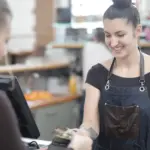 Σαρωτικούς ελέγχους σε ολόκληρη την τουριστική αγορά διενεργεί η ΑΑΔΕ, καθώς η υποχρεωτική διασύνδεση των POS με τα ταμειακά συστήματα επιτρέπει τη διασταύρωση των πληρωμών με τις εκδιδόμενες αποδείξεις σε πραγματικό χρόνο.