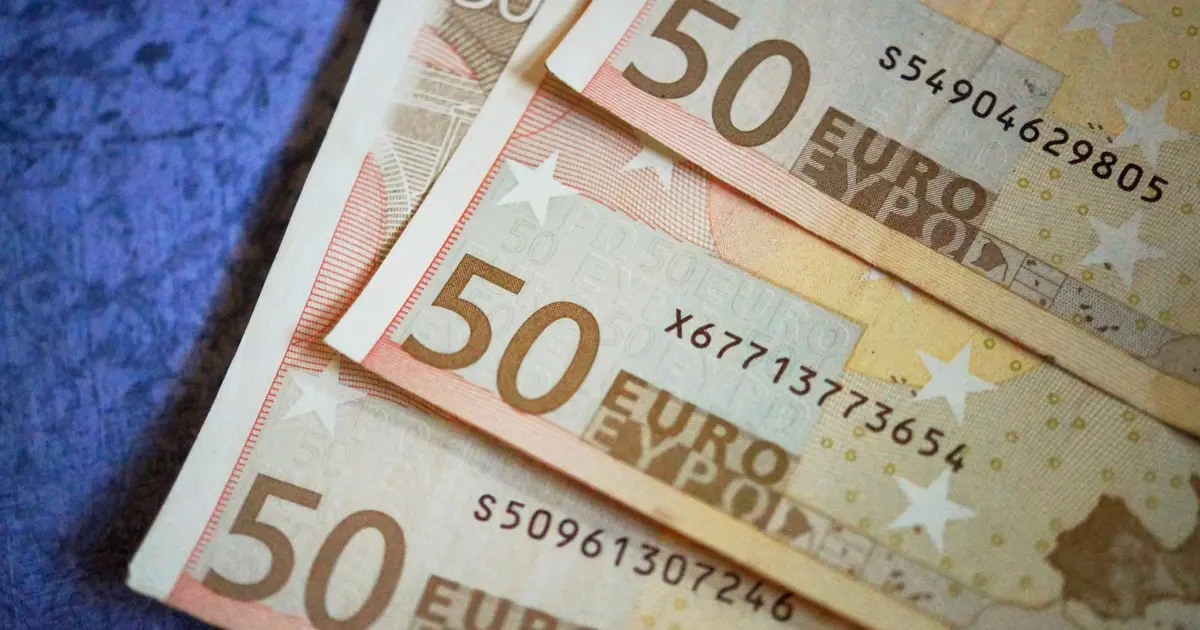 Με τη χρήση του αυτόματου συστήματος διασταυρώσεων Elenxis και της πρόσβασης στο Μητρώο Τραπεζικών Λογαριασμών, η ΑΑΔΕ εντοπίζει πλέον αυτόματα αδήλωτα εισοδήματα συγκρίνοντας τις συνολικές τραπεζικές καταθέσεις με τα δηλωθέντα ποσά των φορολογικών δηλώσεων.
