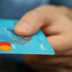 Σήμερα, Δευτέρα 31 Αυγούστου 2026, εκπνέει η προθεσμία της ΑΑΔΕ για την πληρωμή της δεύτερης δόσης του φόρου εισοδήματος και της έκτης δόσης του ΕΝΦΙΑ, καθιστώντας την σημερινή ημέρα καταληκτική για εκατομμύρια φορολογούμενους που θέλουν να αποφύγουν τις προσαυξήσεις.