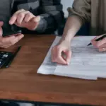 Χωρίς πρόστιμο εκπρόθεσμης υποβολής επιβαρύνονται οι τροποποιητικές δηλώσεις φορολογίας εισοδήματος φυσικών προσώπων όταν από τη διόρθωση προκύπτει επιπλέον φόρος έως 100 ευρώ ή μηδενικό/πιστωτικό υπόλοιπο, ενώ στις υπόλοιπες περιπτώσεις ο καταλογισμός της παράβασης γίνεται πλέον αυτόματα από την ΑΑΔΕ.