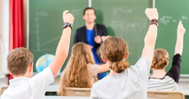 Η διδασκαλία στις Επαγγελματικές Σχολές Μαθητείας (ΕΠΑΣ) και στις ΣΑΕΚ της ΔΥΠΑ αναγνωρίζεται ως ισότιμη εκπαιδευτική προϋπηρεσία, δίνοντας τη δυνατότητα σε εκατοντάδες εκπαιδευτικούς να συγκεντρώσουν πολύτιμα μόρια για τον διορισμό τους στη δημόσια εκπαίδευση.