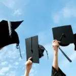 Στο ανταγωνιστικό περιβάλλον των πινάκων της πρωτοβάθμιας και δευτεροβάθμιας εκπαίδευσης, η συσσώρευση ακαδημαϊκών προσόντων αποτελεί το βασικό εργαλείο για την άνοδο στις υψηλότερες θέσεις κατάταξης, καθώς η διαφορά λίγων μορίων καθορίζει τη σειρά διορισμού.