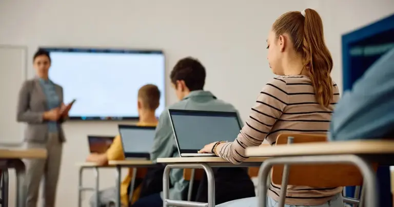 Στο ισχύον σύστημα διορισμών και προσλήψεων, η συσσώρευση ακαδημαϊκών προσόντων λειτουργεί προσθετικά, επιτρέποντας στους εκπαιδευτικούς να αναρριχηθούν δεκάδες ή και εκατοντάδες θέσεις στους πίνακες του ΟΠΣΥΔ.