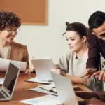 Για να υπολογιστεί σωστά η εξειδικευμένη προϋπηρεσία, οι υποψήφιοι πρέπει να καταγράψουν με ακρίβεια τα διαστήματα απασχόλησης στο σύστημα και να μεταφορτώσουν τα εξειδικευμένα δικαιολογητικά που αποδεικνύουν τη συνάφεια του αντικειμένου. Η απλή επαγγελματική εμπειρία δεν αρκεί, καθώς η ειδική εμπειρία απαιτεί συγκεκριμένες βεβαιώσεις εργοδότη ή ασφαλιστικού φορέα.