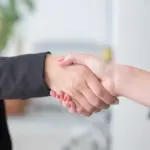 Δεκάδες χιλιάδες ευκαιρίες απασχόλησης και κατάρτισης παραμένουν ανοιχτές μέσα στον Αύγουστο του 2026 από τη ΔΥΠΑ, προσφέροντας επιδοτήσεις μισθού έως και 100% για προσλήψεις ανέργων, αλλά και εκπαιδευτικά vouchers που φτάνουν έως τα 1.000 ευρώ.