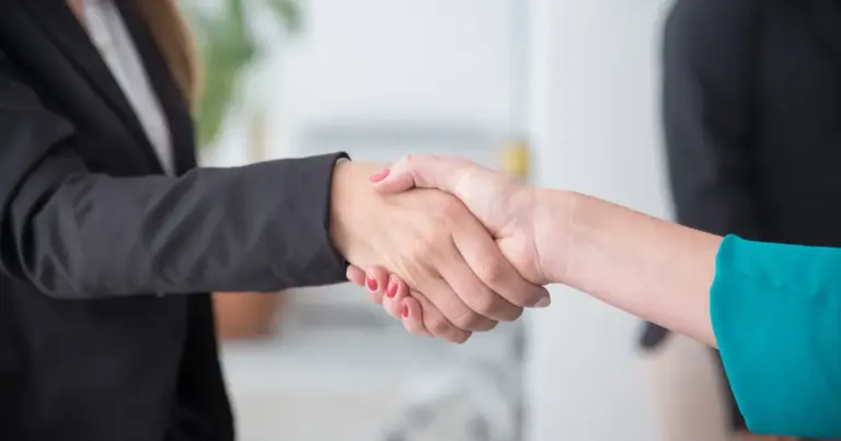 Δεκάδες χιλιάδες ευκαιρίες απασχόλησης και κατάρτισης παραμένουν ανοιχτές μέσα στον Αύγουστο του 2026 από τη ΔΥΠΑ, προσφέροντας επιδοτήσεις μισθού έως και 100% για προσλήψεις ανέργων, αλλά και εκπαιδευτικά vouchers που φτάνουν έως τα 1.000 ευρώ.