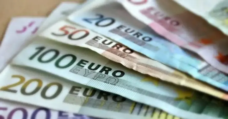 Η έκτακτη αυτή οικονομική ενίσχυση στοχεύει στην επιβράβευση των ωφελούμενων που επένδυσαν στην αναβάθμιση των δεξιοτήτων τους (upskilling) μέσω των προγραμμάτων της Δημόσιας Υπηρεσίας Απασχόλησης.