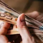 Η διαδικασία αναμένεται να ολοκληρωθεί στα τέλη Νοεμβρίου, δίνοντας τη δυνατότητα σε χιλιάδες εργαζόμενους που απασχολούνται σε κλάδους με περιορισμένη χρονική διάρκεια να λάβουν την εφάπαξ οικονομική στήριξη.