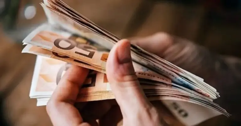 Η διαδικασία αναμένεται να ολοκληρωθεί στα τέλη Νοεμβρίου, δίνοντας τη δυνατότητα σε χιλιάδες εργαζόμενους που απασχολούνται σε κλάδους με περιορισμένη χρονική διάρκεια να λάβουν την εφάπαξ οικονομική στήριξη.