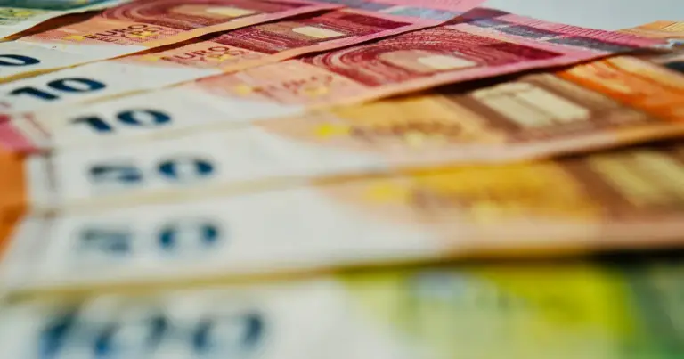 Ένα νέο ειδικό βοήθημα ύψους 350 ευρώ καταβάλλει η ΔΥΠΑ σε εγγεγραμμένους ανέργους που ολοκληρώνουν με επιτυχία τα νέα πιστοποιημένα πρόγραμματα κατάρτισης και αποκτούν τη σχετική πιστοποίηση δεξιοτήτων.