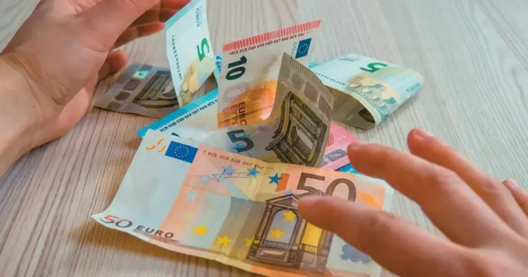 Το μέτρο αυτό στοχεύει στην ενίσχυση του εισοδήματος των αναζητούντων εργασία, παρέχοντας παράλληλα ένα επιπλέον οικονομικό κίνητρο για την αναβάθμιση των δεξιοτήτων τους (upskilling/reskilling) σε τομείς υψηλής ζήτησης στην αγορά εργασίας.