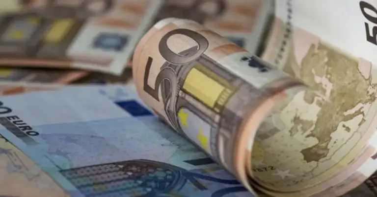 Το μέτρο αυτό στοχεύει στην άμεση οικονομική ενίσχυση των συμμετεχόντων, επιβραβεύοντας την απόκτηση νέων δεξιοτήτων και διευκολύνοντας την επιστροφή τους στην αγορά εργασίας.