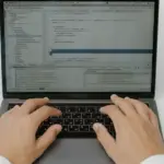 Ξεκίνησε η υποβολή αιτήσεων για το νέο πρόγραμμα κατάρτισης της ΔΥΠΑ, το οποίο προσφέρει επιταγή κατάρτισης (voucher) ύψους 500 ευρώ σε εργαζομένους του ιδιωτικού τομέα για την απόκτηση εξειδικευμένων δεξιοτήτων στην κυβερνοασφάλεια.