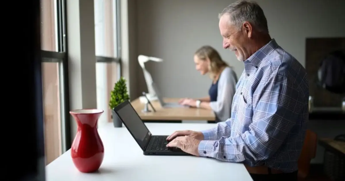 Το πρόγραμμα απευθύνεται σε ιδιωτικές επιχειρήσεις, φορείς της Τοπικής Αυτοδιοίκησης και νομικά πρόσωπα δημοσίου δικαίου, καλύπτοντας ένα σημαντικό μέρος του μισθολογικού και μη μισθολογικού κόστους.