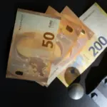 Το πρόγραμμα στοχεύει στην ενίσχυση της απασχόλησης σε περιφέρειες που αντιμετωπίζουν οξυμένα οικονομικά και πληθυσμιακά προβλήματα, προσφέροντας στις επιχειρήσεις σημαντική ελάφρυνση του μισθολογικού τους κόστους.