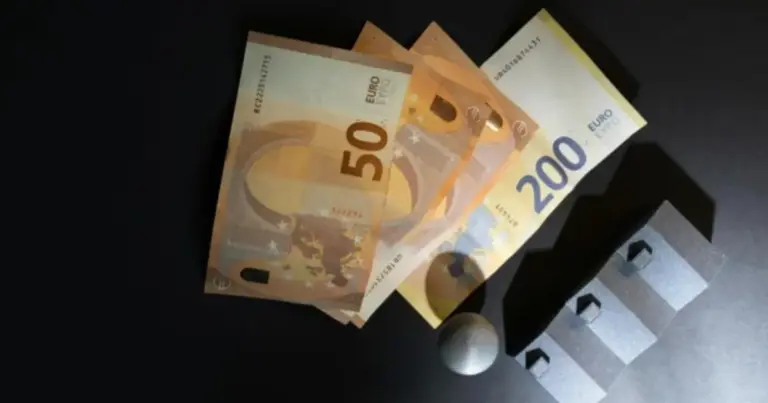 Το πρόγραμμα στοχεύει στην ενίσχυση της απασχόλησης σε περιφέρειες που αντιμετωπίζουν οξυμένα οικονομικά και πληθυσμιακά προβλήματα, προσφέροντας στις επιχειρήσεις σημαντική ελάφρυνση του μισθολογικού τους κόστους.