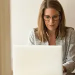 Το πρόγραμμα στοχεύει στην επανένταξη των μεγαλύτερων σε ηλικία ανέργων στην αγορά εργασίας, προσφέροντας ισχυρά οικονομικά κίνητρα στις ιδιωτικές επιχειρήσεις για τη δημιουργία νέων θέσεων εργασίας.