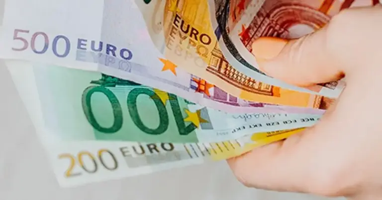 Η συγκεκριμένη οικονομική ενίσχυση θεσπίστηκε στο πλαίσιο της ενεργοποίησης των εγγεγραμμένων στο μητρώο της ΔΥΠΑ, με στόχο την ταχύτερη επανένταξή τους στην αγορά εργασίας μέσω εξατομικευμένης συμβουλευτικής.