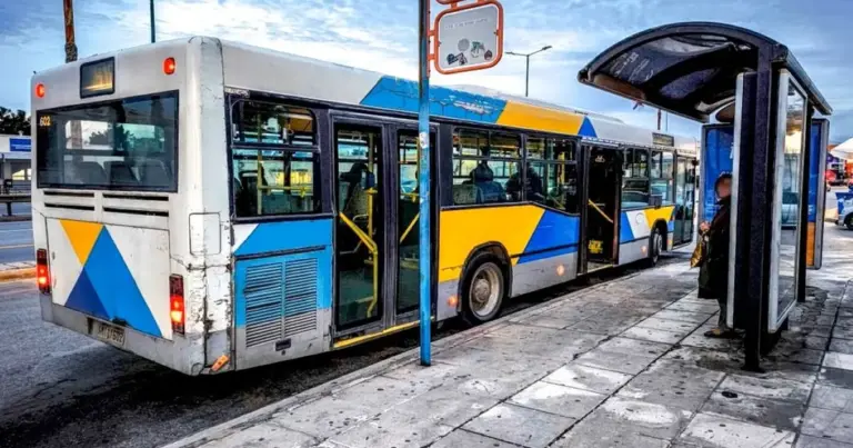 Ο μηχανισμός ενεργοποίησης της δωρεάν μετακίνησης διαφέρει ανάλογα με το αν ο άνεργος μετακινείται εντός του δικτύου του ΟΑΣΑ στην Αθήνα ή στα αστικά και υπεραστικά ΚΤΕΛ της υπόλοιπης Ελλάδας.