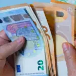 Η συμμετοχή σε προγράμματα κατάρτισης δεν οδηγεί αυτόματα σε διακοπή της τακτικής επιδότησης ανεργίας.