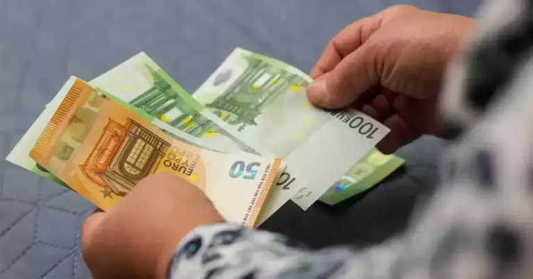 Η πληρωμή πραγματοποιείται σε δύο βασικές φάσεις, ανάλογα με τον φορέα προέλευσης και τη διάκριση μεταξύ μισθωτών και μη μισθωτών συνταξιούχων, προκειμένου να αποφευχθεί ο συνωστισμός στα τραπεζικά καταστήματα.