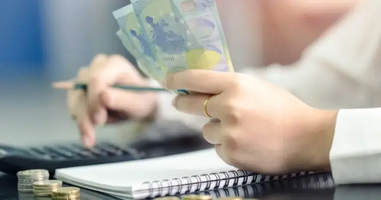 Όπως συνηθίζεται, η πίστωση των χρημάτων στους λογαριασμούς των συνταξιούχων ξεκινά σταδιακά από τις 17:00 έως τις 21:00 της προηγούμενης εργάσιμης ημέρας (ανάλογα με την τράπεζα).