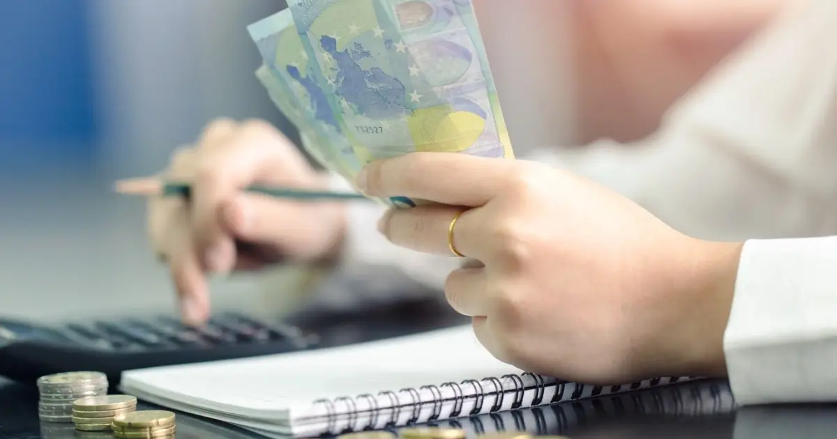 Όπως συνηθίζεται, η πίστωση των χρημάτων στους λογαριασμούς των συνταξιούχων ξεκινά σταδιακά από τις 17:00 έως τις 21:00 της προηγούμενης εργάσιμης ημέρας (ανάλογα με την τράπεζα).