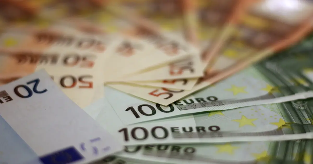 Περισσότερα από 2,2 δισεκατομμύρια ευρώ πιστώθηκαν στους λογαριασμούς 2,4 εκατομμυρίων δικαιούχων τα τελευταία εικοσιτετράωρα, ολοκληρώνοντας τον μεγάλο γύρο πληρωμών του e-ΕΦΚΑ και του ΟΠΕΚΑ για τον Αύγουστο του 2026.