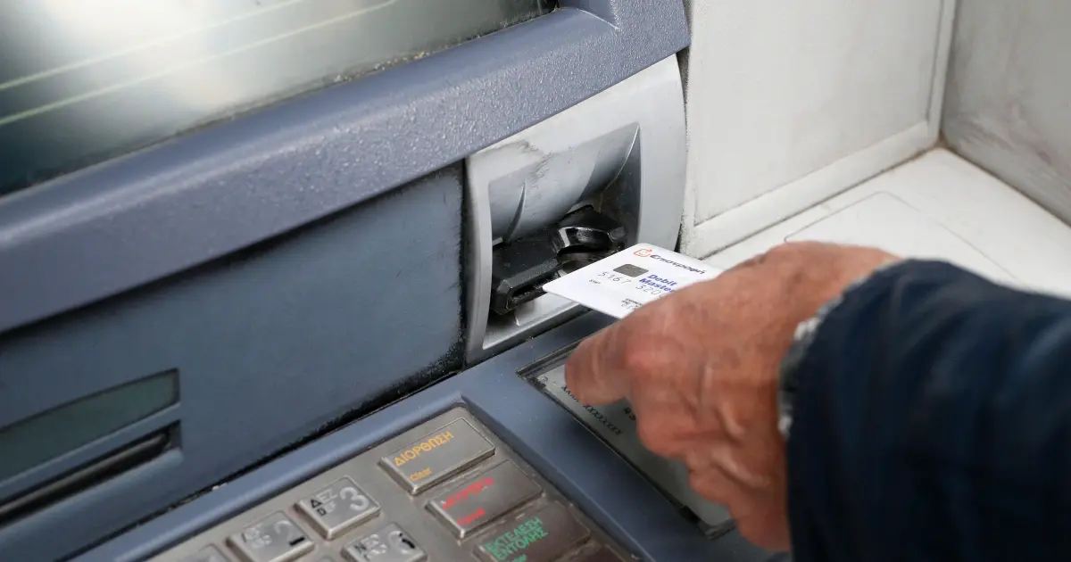 Όπως είθισται, τα ποσά εμφανίζονται στους τραπεζικούς λογαριασμούς και είναι διαθέσιμα στα ΑΤΜ από το απόγευμα της προηγούμενης εργάσιμης ημέρας.