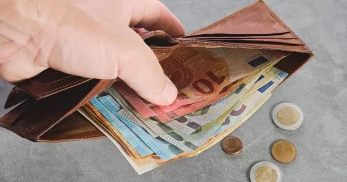 Στις 26 και 28 Αυγούστου 2026 θα πιστωθούν στους τραπεζικούς λογαριασμούς των δικαιούχων οι κύριες και επικουρικές συντάξεις Σεπτεμβρίου από τον e-ΕΦΚΑ, με τα χρήματα να εμφανίζονται στα ΑΤΜ από το απόγευμα της προηγούμενης εργάσιμης ημέρας.