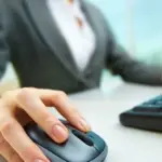 Η διαδικασία αφορά τόσο τους συνταξιούχους όσο και τους εργαζόμενους ή επιδοτούμενους (π.χ. λόγω ασθενείας ή μητρότητας) που έλαβαν παροχές από τον φορέα, επιτρέποντάς τους να αντλήσουν τα απαραίτητα στοιχεία για τη συμπλήρωση της φορολογικής τους δήλωσης.