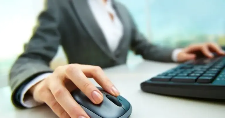 Η διαδικασία αφορά τόσο τους συνταξιούχους όσο και τους εργαζόμενους ή επιδοτούμενους (π.χ. λόγω ασθενείας ή μητρότητας) που έλαβαν παροχές από τον φορέα, επιτρέποντάς τους να αντλήσουν τα απαραίτητα στοιχεία για τη συμπλήρωση της φορολογικής τους δήλωσης.