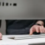 Η έκδοση της προσωρινής σύνταξης από τον e-ΕΦΚΑ πραγματοποιείται πλέον αυτόματα εντός 20 ημερών από την υποβολή της ηλεκτρονικής αίτησης συνταξιοδότησης, εξασφαλίζοντας άμεση εισοδηματική ενίσχυση στον ασφαλισμένο μέχρι την έκδοση της οριστικής απόφασης.