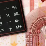 Η διαδικασία επιτρέπει στους συνταξιούχους να λαμβάνουν άμεσα το αναλυτικό ενημερωτικό σημείωμα, στο οποίο αποτυπώνεται η προσωπική διαφορά, ο επανυπολογισμός των αποδοχών και τα ακριβή ποσά που καταβάλλονται.