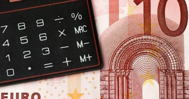 Η διαδικασία επιτρέπει στους συνταξιούχους να λαμβάνουν άμεσα το αναλυτικό ενημερωτικό σημείωμα, στο οποίο αποτυπώνεται η προσωπική διαφορά, ο επανυπολογισμός των αποδοχών και τα ακριβή ποσά που καταβάλλονται.