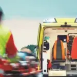 Η νέα ψηφιακή υπηρεσία εξισώνει πλήρως το ατύχημα καθ’ οδόν με το εργατικό ατύχημα εντός του χώρου εργασίας, παρέχοντας στον εργαζόμενο δικαίωμα επιδότησης από την πρώτη ημέρα αποχής, εφόσον πληρούνται οι νόμιμες προϋποθέσεις.