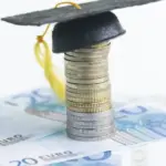 Η έκδοση της βεβαίωσης αποδοχών από τον e-ΕΦΚΑ πραγματοποιείται ψηφιακά μέσα από την επίσημη πύλη του φορέα, επιτρέποντας στους δικαιούχους φοιτητές και τις οικογένειές τους να ολοκληρώσουν άμεσα τις αιτήσεις για τα φοιτητικά επιδόματα.
