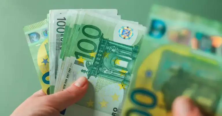 Χάρη στην άμεση ανταλλαγή δεδομένων μεταξύ των δύο φορέων, οι συμψηφισμοί με φορολογικές οφειλές και οι καταβολές των πιστωτικών υπολοίπων στους τραπεζικούς λογαριασμούς των δικαιούχων πραγματοποιούνται πλέον ψηφιακά, εξαλείφοντας τη γραφειοκρατία των χειρόγραφων αιτήσεων.
