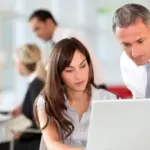 Η νέα ψηφιακή αρχιτεκτονική επιτρέπει στους ελεγκτικούς μηχανισμούς να συγκρίνουν σε πραγματικό χρόνο τις δηλώσεις ωραρίου, τα «χτυπήματα» της Ψηφιακής Κάρτας Εργασίας και τις υποβαλλόμενες ΑΠΔ (Αναλυτικές Περιοδικές Δηλώσεις), αποκαλύπτοντας περιπτώσεις όπου εργαζόμενοι εμφανίζονται στα χαρτιά ως μερικώς απασχολούμενοι αλλά καλύπτουν πλήρες οκτάωρο.