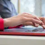 Η αυτόματη διασύνδεση των συστημάτων του e-ΕΦΚΑ και του myErgani εντοπίζει πλέον σε πραγματικό χρόνο τις εικονικές συμβάσεις μερικής απασχόλησης, διασταυρώνοντας τα δεδομένα της ψηφιακής κάρτας εργασίας με τις υποβαλλόμενες Αναλυτικές Περιοδικές Δηλώσεις (ΑΠΔ).