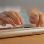 Η νέα ψηφιακή αίτηση στην ηλεκτρονική πλατφόρμα του e-ΕΦΚΑ επιτρέπει στους συνταξιούχους να αντλούν άμεσα την αναλυτική βεβαίωση επανυπολογισμού σύνταξης, στην οποία εμφανίζονται με ακρίβεια τα ποσά της προσωπικής διαφοράς, της εθνικής σύνταξης και της ανταποδοτικής σύνταξης.
