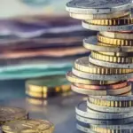 Με τη νέα αυτή εφαρμογή, οι δικαιούχοι αποκτούν πρόσβαση στα αναμορφωμένα εκκαθαριστικά σημειώματα χωρίς να απαιτείται επίσκεψη σε υποκατάστημα. Η βεβαίωση αποτυπώνει αναλυτικά τη σύγκριση ανάμεσα στο παλαιό καθεστώς και στον νέο τρόπο υπολογισμού, αναγράφοντας τις κρατήσεις, τις εισφορές υγείας και το τελικό πληρωτέο ποσό.