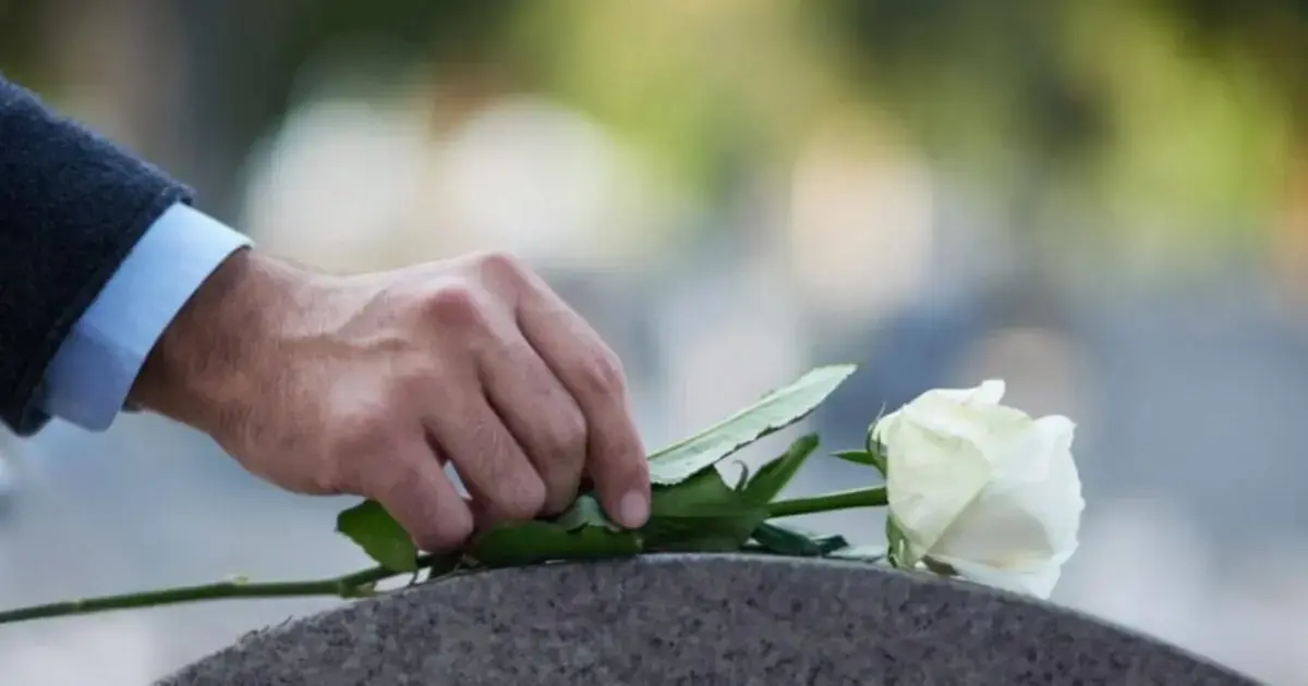Η διαδικασία βασίζεται στη διασύνδεση των ηλεκτρονικών συστημάτων του φορέα με τα γραφεία τελετών και την ΑΑΔΕ, επιτρέποντας την αυτόματη διασταύρωση των στοιχείων και την ταχύτερη πίστωση του ποσού στον τραπεζικό λογαριασμό του δικαιούχου.