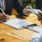 Η διαδικασία αίτησης πραγματοποιείται ψηφιακά μέσω του Κέντρου Εισπράξεων Ανασφάλιστων Οφειλών (ΚΕΑΟ), αποκαθιστώντας πλήρως την προσωρινή ασφαλιστική ικανότητα και τη δυνατότητα διενέργειας συναλλαγών με το Δημόσιο και τις τράπεζες.