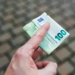 Με τη χρήση της ηλεκτρονικής πλατφόρμας, ο ασφαλισμένος ή ο εργοδότης μπορεί να ρυθμίσει το σύνολο των χρεών του προς τον e-ΕΦΚΑ και ΚΕΑΟ, λαμβάνοντας πιστοποιητικό διμηνιαίας ή μηνιαίας ισχύος, ανάλογα με τη χρήση για την οποία προορίζεται.