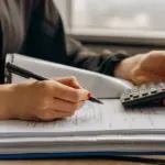 Η διαδικασία για τον ονλάιν υπολογισμό του κόστους εξαγοράς και την αναγνώριση για τα πλασματικά έτη ασφάλισης γίνεται πλέον απευθείας μέσα από τις ψηφιακές υπηρεσίες του e-ΕΦΚΑ, επιτρέποντας στους ασφαλισμένους να «κλειδώσουν» τη σύνταξη εντός του 2026.