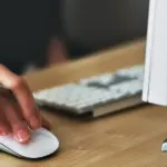 Πώς μπορούν οι ελεύθεροι επαγγελματίες, αυτοαπασχολούμενοι και αγρότες να διορθώσουν ένα λανθασμένο ειδοποιητήριο εισφορών στον e-ΕΦΚΑ χωρίς ταλαιπωρία στις υποδιοικήσεις; Η ηλεκτρονική υποβολή ένστασης / αίτησης αμφισβήτησης μέσω της ηλεκτρονικής πλατφόρμας του e-ΕΦΚΑ επιτρέπει τον άμεσο επανυπολογισμό των χρεώσεων, την «παγοποίηση» τυχόν παράνομων προσαυξήσεων και τη διόρθωση της ασφαλιστικής κατηγορίας.
