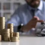 Η ρύθμιση πραγματοποιείται ψηφιακά χωρίς φυσική παρουσία στις υπηρεσίες του e-ΕΦΚΑ, εφόσον ο οφειλέτης πιστοποιηθεί στις ηλεκτρονικές υπηρεσίες του ΚΕΑΟ.